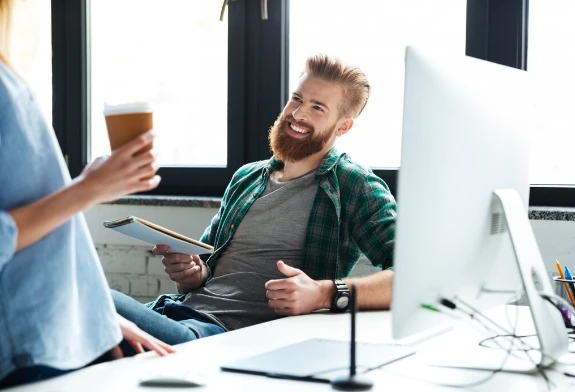professionnels-souriants-au-bureau